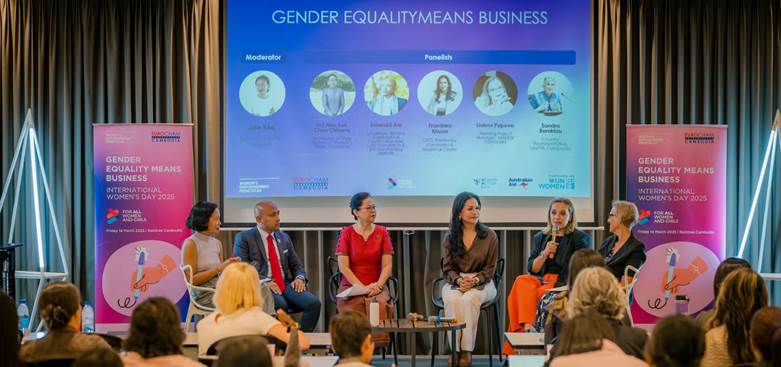 A group of people sitting in front of a large screen

AI-generated content may be incorrect.